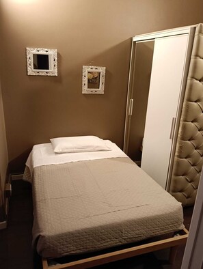 Iron/ironing board, WiFi, bed sheets - CASA VACANZE LA CORTE DELL'EGO (Genoa)