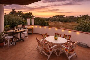 Outdoor dining - Tilde Sunset Bay Villa (Carini)