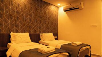 In-room safe, soundproofing, iron/ironing board, free WiFi