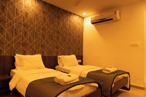 Caja fuerte, sistema de insonorización, tabla de planchar con plancha