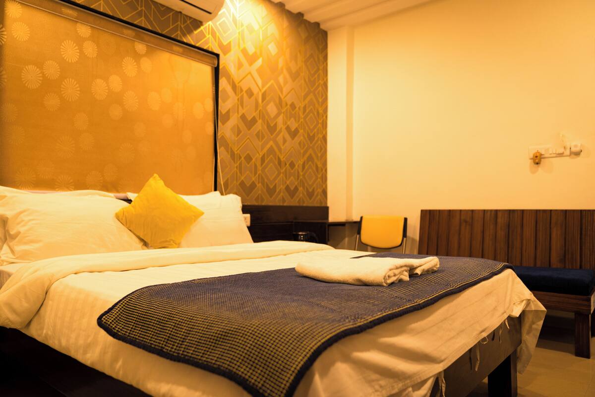 Deluxe Room | In-room safe, soundproofing, iron/ironing board, WiFi (free)