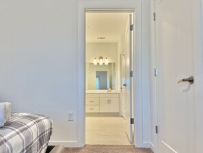 1 bedroom, iron/ironing board, WiFi, bed sheets - Stylish Urban Getaway! Experience City Life! (Atlanta)