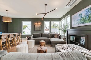 TV - The Elmwood & Ashford • 8BR WeHo + Rooftops (Nashville)