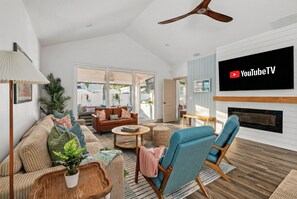 Smart TV, caminetto, videogiochi, tavolo da ping pong