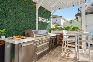 Outdoor dining - Luxury 5BD: Heated+Cooled Pool~Gym~Theater~GameRm (Jacksonville Beach)