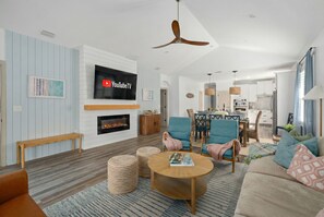 Smart TV, caminetto, videogiochi, tavolo da ping pong