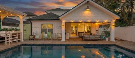 Una piscina al aire libre