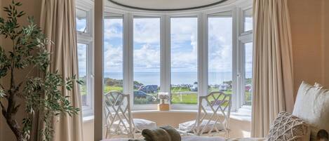 5 bedrooms, iron/ironing board, bed sheets