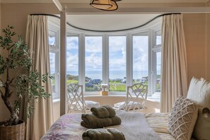 5 bedrooms, iron/ironing board, bed sheets - Seaview House - 5 Bedroom - Southgate (Swansea)