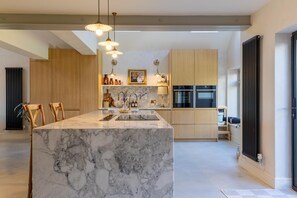 Microondas, horno, hielera