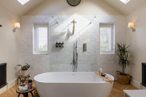 House (5 Bedrooms) | Bathroom - Seaview House - 5 Bedroom - Southgate (Swansea)