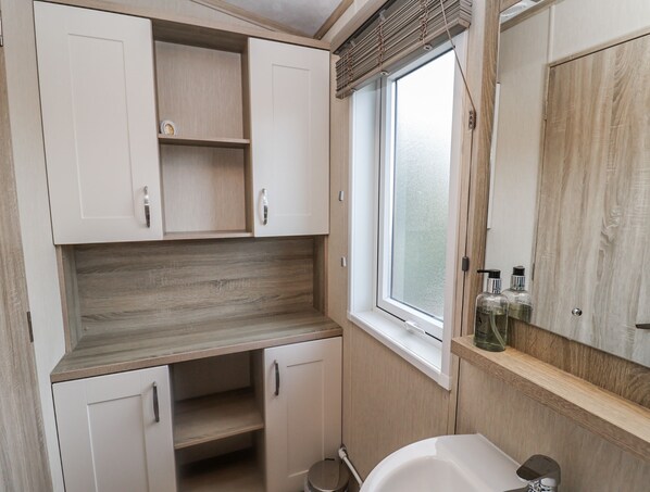 Cottage | Interior - Fern Lodge With Hot Tub (Stowmarket)