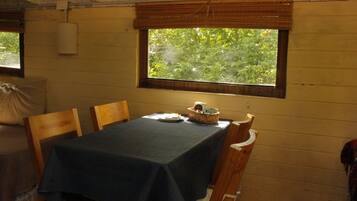 FerienhĂŒtte, Balkon, Gartenblick | Wohnbereich