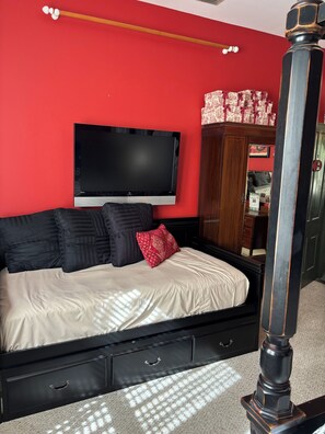 Room - Red Room - Hardeman House Bed and Breakfast (Nacogdoches)