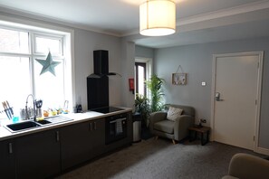 Private kitchen - Southport Stay: Modern 2 bedroom apartment. 5 mins to the beach (Southport)