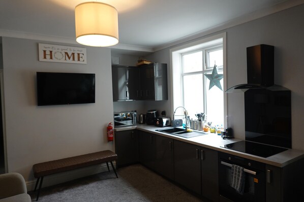 Private kitchen - Southport Stay: Modern 2 bedroom apartment. 5 mins to the beach (Southport)