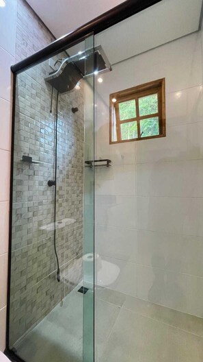 Shower, towels, soap, shampoo - Pousada Canto da Ribeira (Ubatuba)