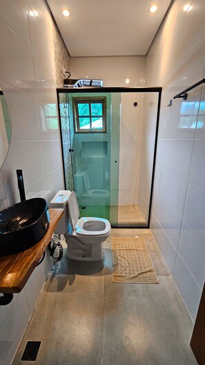 Shower, towels, soap, shampoo - Pousada Canto da Ribeira (Ubatuba)