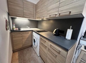 Fridge, microwave, oven, stovetop - Air-conditioned bungalow - exterior - 7 min walk to the sea - Les eaux vives 2 (Fleury)