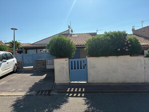 Property grounds - Air-conditioned bungalow - exterior - 7 min walk to the sea - Les eaux vives 2 (Fleury)