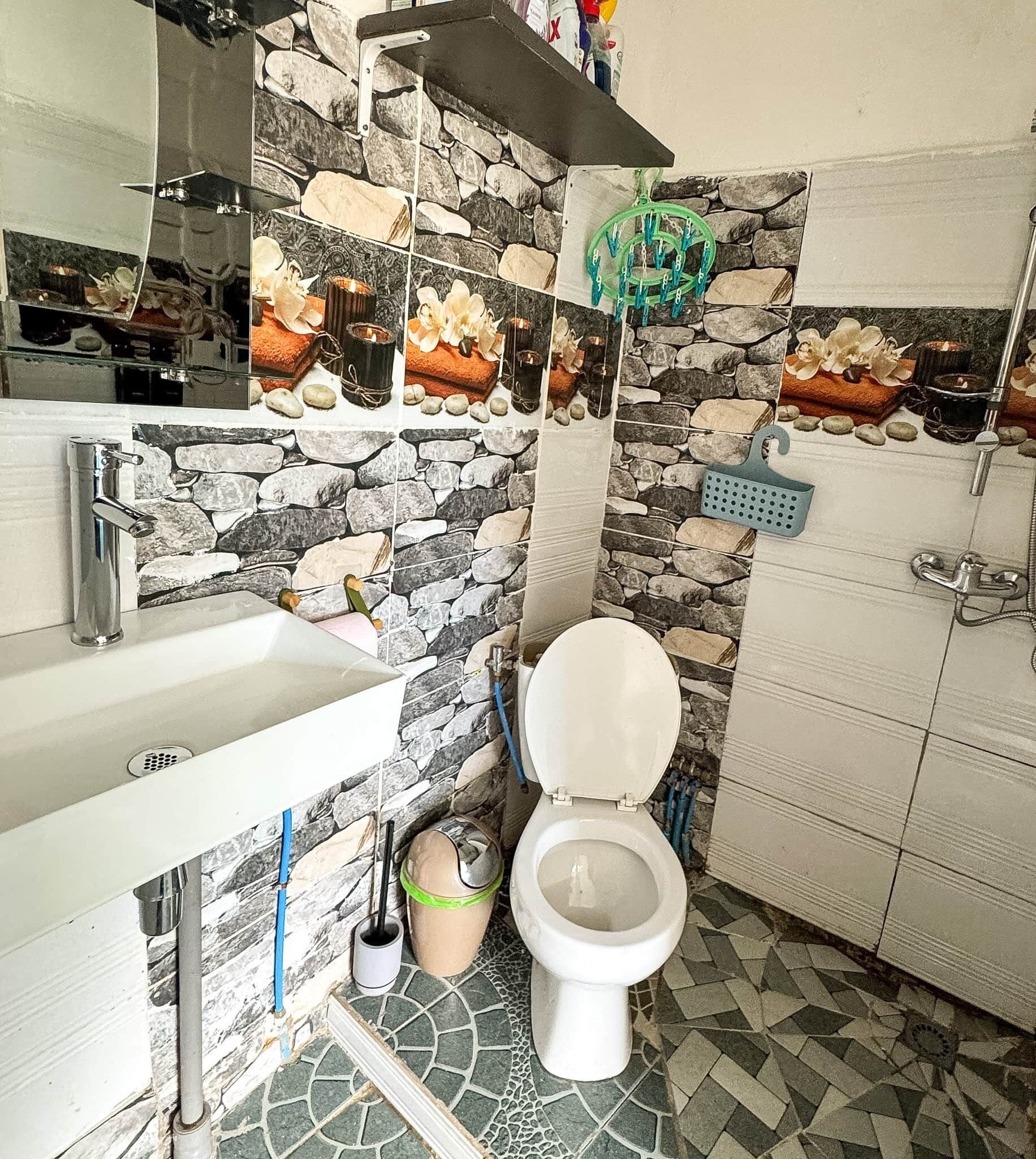 Douche, serviettes fournies, savon, papier toilette