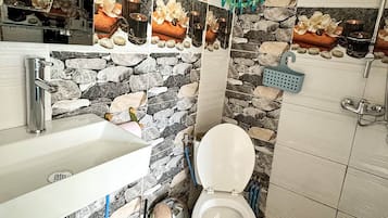 Douche, serviettes fournies, savon, papier toilette