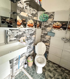 Douche, serviettes fournies, savon, papier toilette