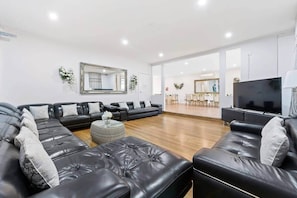 TV - "MALIBU" House - BEACH & HOT SPRINGS - 16 guests (Capel Sound)