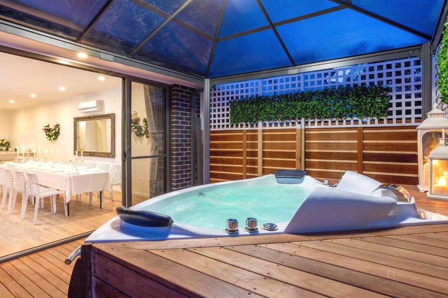 Bañera de hidromasaje cubierta