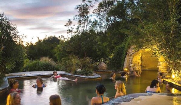 Pool - "MALIBU" House - BEACH & HOT SPRINGS - 16 guests (Capel Sound)