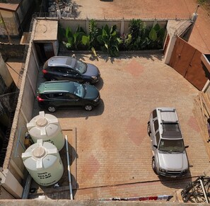 Property grounds - Luxury 3-bedroom, 3-bath furnished, WIFI, AC, 24/7 security, backup generator (Freetown)