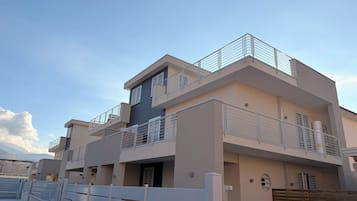 Vista frontal de la propiedad