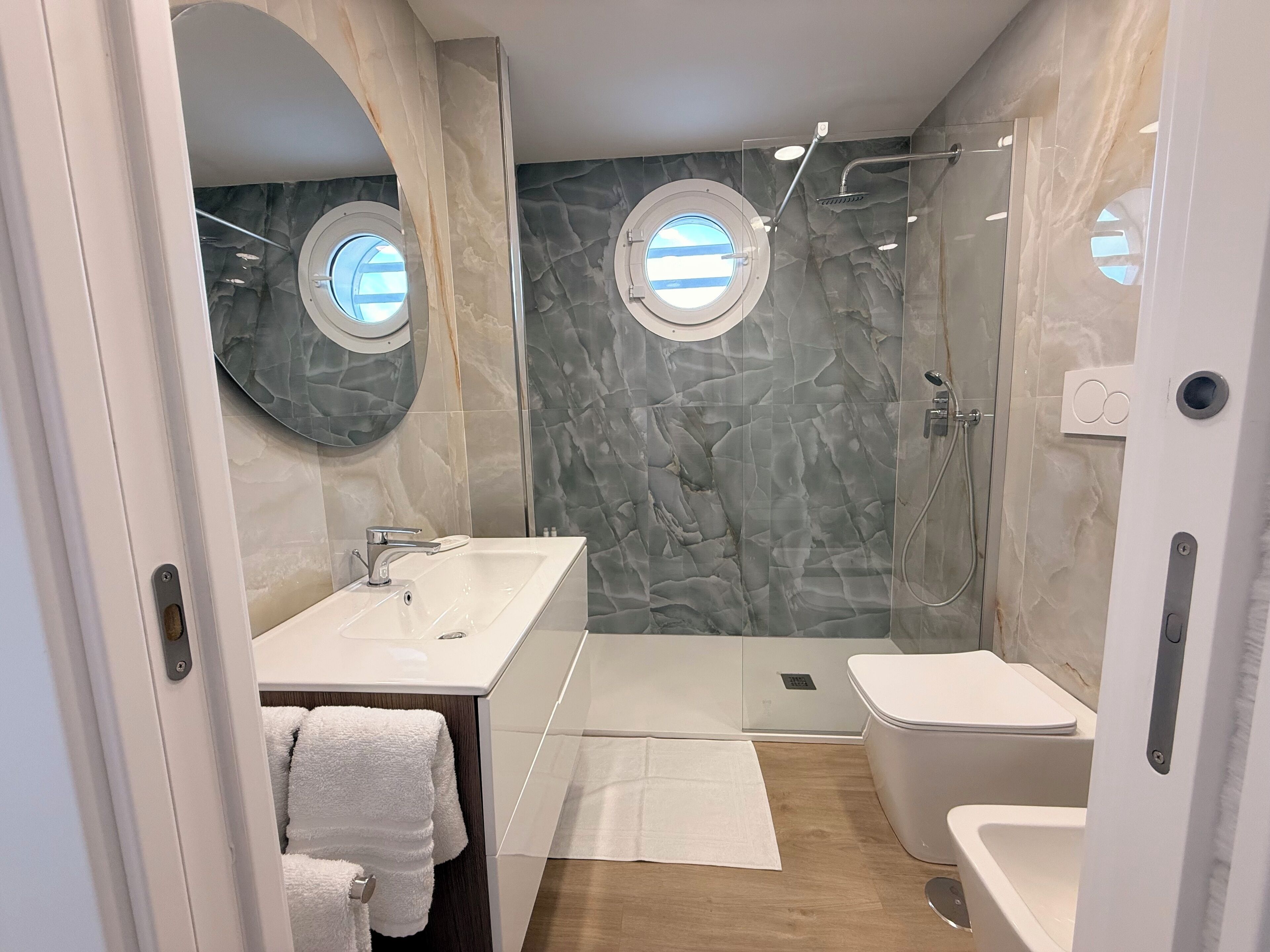 Chambre Double Confort, balcon | Salle de bain
