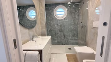 Chambre Double Confort, balcon | Salle de bain