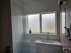 Bathroom - Great Home With Lots Of Space (Invercargill)