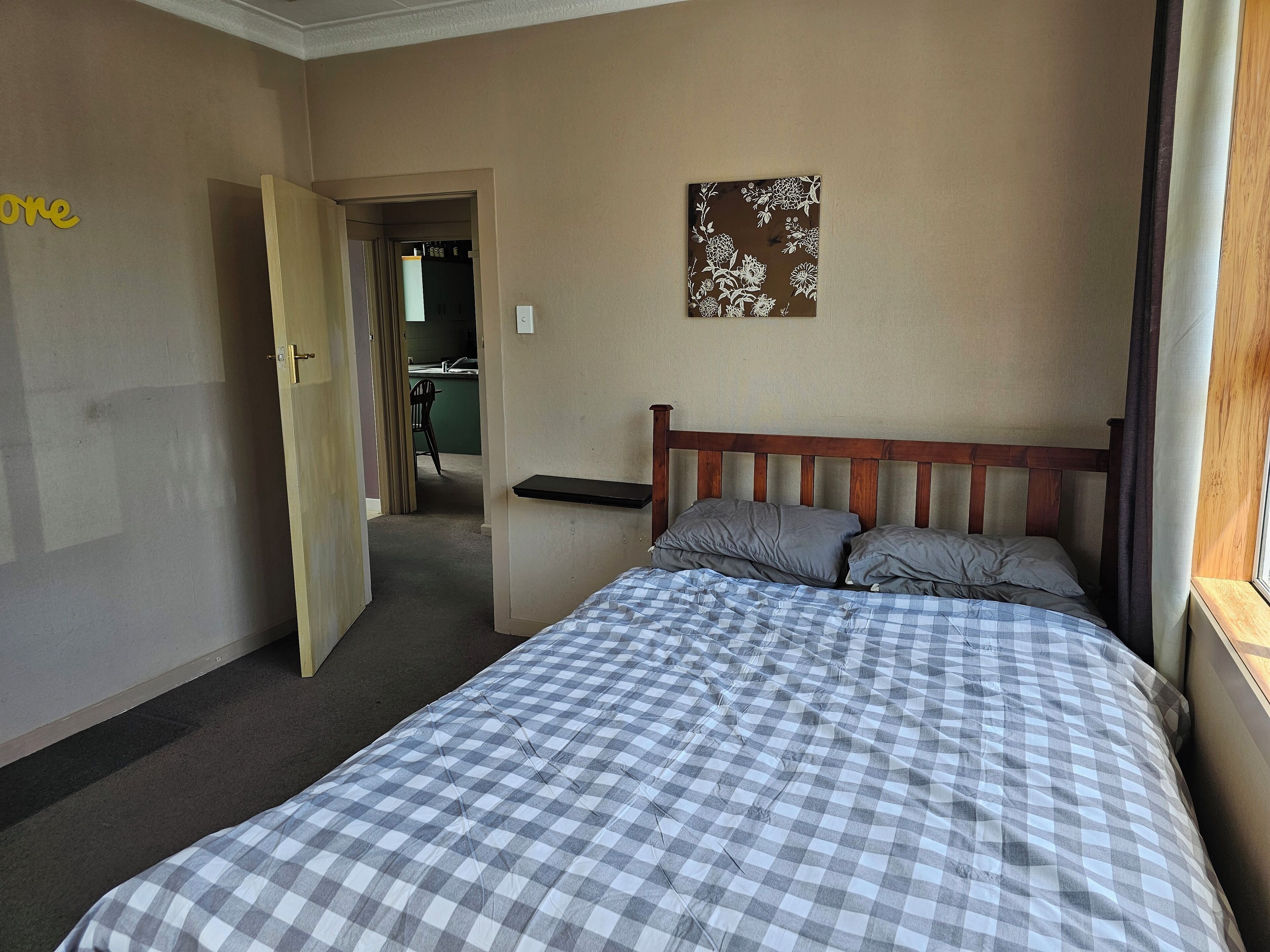 Een strijkplank/strijkijzer, wifi, beddengoed