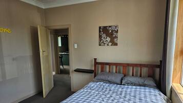 Een strijkplank/strijkijzer, wifi, beddengoed