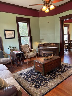 Living area - Crockett Room - Hardeman House Bed & Breakfast (Nacogdoches)