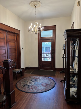 Interior. Crockett Room - Hardeman House Bed & Breakfast