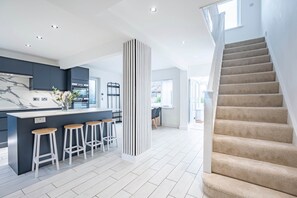 Interior - Spacious 6BR House – Ideal For Large Groups (Ilkeston)