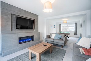 TV - Spacious 6BR House – Ideal For Large Groups (Ilkeston)