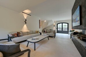 Televisie en een open haard