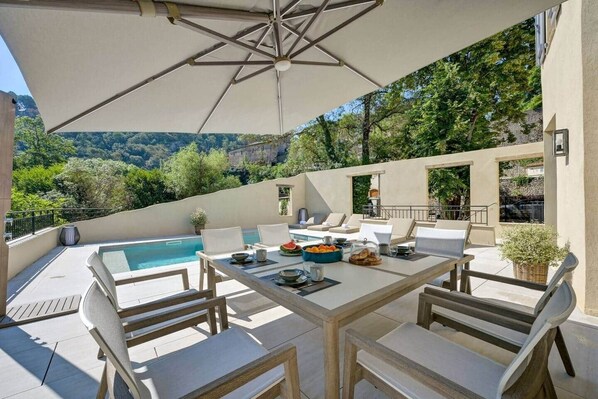 Outdoor dining - Provençal country house - Swimming pool - Sleeps 9 (Entrecasteaux)
