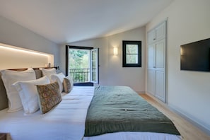 Een strijkplank/strijkijzer, wifi, beddengoed