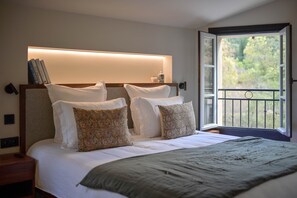 4 bedrooms, iron/ironing board, WiFi, bed sheets - Provençal country house - Swimming pool - Sleeps 9 (Entrecasteaux)