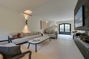 TV, fireplace - Provençal country house - Swimming pool - Sleeps 9 (Entrecasteaux)