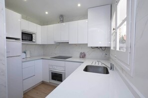 Fridge, microwave, oven, stovetop - Los Pinos 2 Nerjarent, the best location in Nerja (Nerja)
