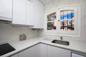 Fridge, microwave, oven, stovetop - Los Pinos 2 Nerjarent, the best location in Nerja (Nerja)