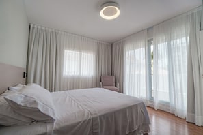 4 bedrooms, iron/ironing board, WiFi