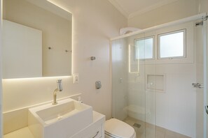 Toallas, jabón, papel de baño 